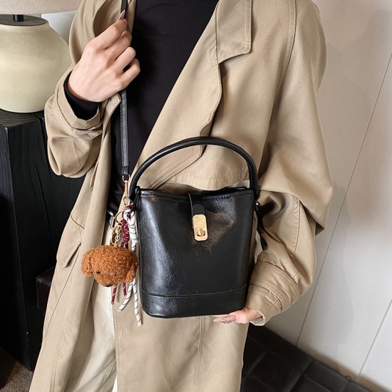 Trendy and fashionable bucket bag, a new cross-border and stylish solid-color handbag for women in autumn and winter, with a high-quality single-shoulder crossbody bag Trendy and fashionable bucket bag, a new cross-border and stylish solid-color handbag for women in autumn and winter, with a high-quality single-shoulder crossbody bag