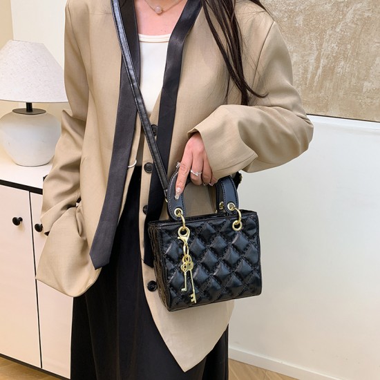 Wholesale fashionable and high-quality diamond-shaped hand-held small square bags for women, 2025 spring new style chic single-shoulder bags for commuting crossbody bags Wholesale fashionable and high-quality diamond-shaped hand-held small square bags for women, 2025 spring new style chic single-shoulder bags for commuting crossbody bags