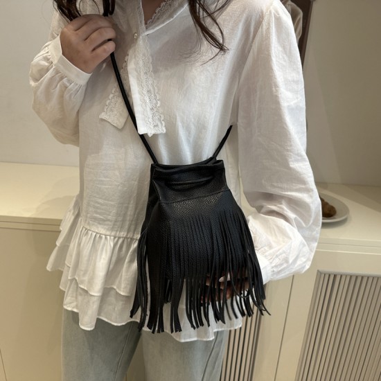 Cross-border wholesale of fashionable fringed hand-held small square bags for women, 2025 spring new collection of light luxury single-shoulder bags and casual crossbody bags Cross-border wholesale of fashionable fringed hand-held small square bags for women, 2025 spring new collection of light luxury single-shoulder bags and casual crossbody bags