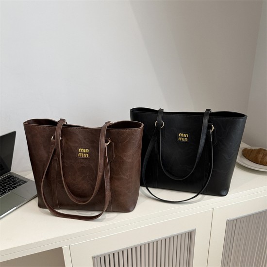 A high-end, fashionable, color-blocking hand-held tote bag for women in winter 2024, a large-capacity commuting single-shoulder bag, and a trendy underarm bag A high-end, fashionable, color-blocking hand-held tote bag for women in winter 2024, a large-capacity commuting single-shoulder bag, and a trendy underarm bag