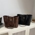 A high-end, fashionable, color-blocking hand-held tote bag for women in winter 2024, a large-capacity commuting single-shoulder bag, and a trendy underarm bag