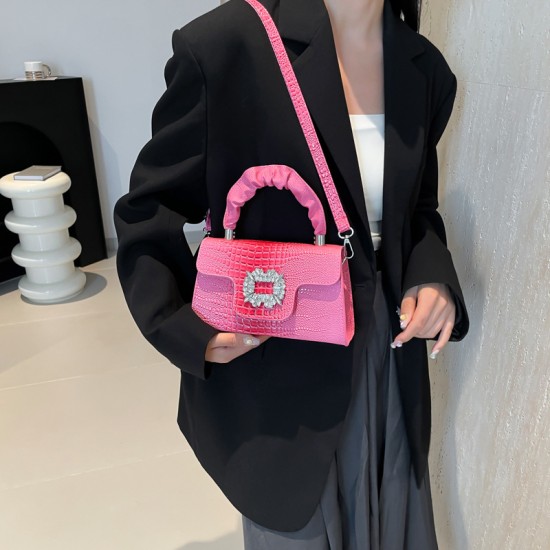 This year, the versatile small square bags, the simple and fashionable crossbody bags, and the high-end bright diamond hand-held shoulder bags are all in vogue This year, the versatile small square bags, the simple and fashionable crossbody bags, and the high-end bright diamond hand-held shoulder bags are all in vogue