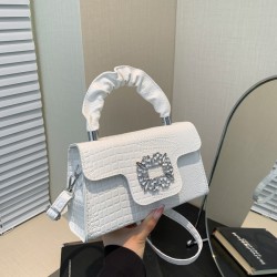 This year, the versatile small square bags, the simple and fashionable crossbody bags, and the high-end bright diamond hand-held shoulder bags are all in vogue