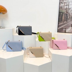 Wholesale trendy and fashionable small square women's bags, 2025 summer new light luxury versatile single-shoulder bags, commuter chain crossbody bags