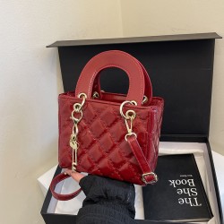 Wholesale fashionable and high-quality diamond-shaped hand-held small square bags for women, 2025 spring new style chic single-shoulder bags for commuting crossbody bags