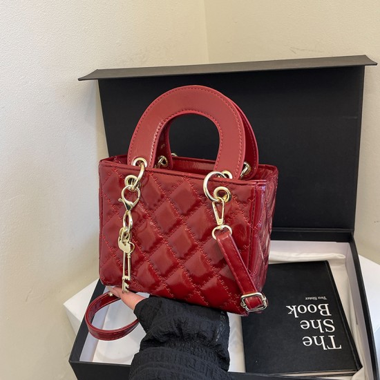 Wholesale fashionable and high-quality diamond-shaped hand-held small square bags for women, 2025 spring new style chic single-shoulder bags for commuting crossbody bags Wholesale fashionable and high-quality diamond-shaped hand-held small square bags for women, 2025 spring new style chic single-shoulder bags for commuting crossbody bags