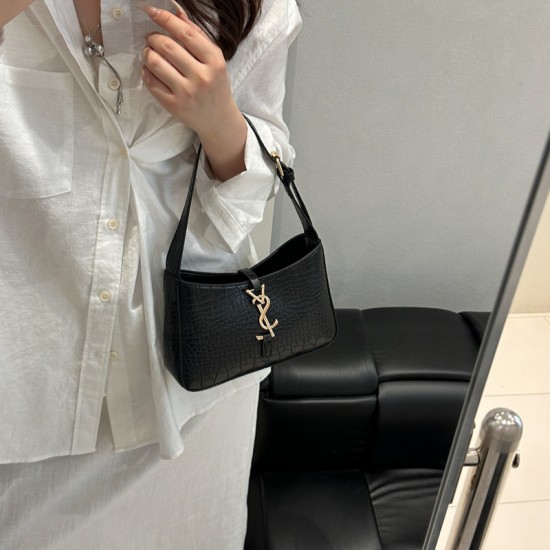Wholesale cross-border crocodile print hand-held small square women's bags, 2025 summer new fashion lock button single-shoulder bags and trendy underarm bags Wholesale cross-border crocodile print hand-held small square women's bags, 2025 summer new fashion lock button single-shoulder bags and trendy underarm bags