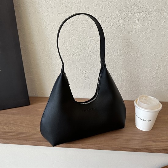 The 2023 autumn and winter new fashion and simple underarm bag is a popular solid-color PU single-shoulder bag that is stylish and versatile for commuting