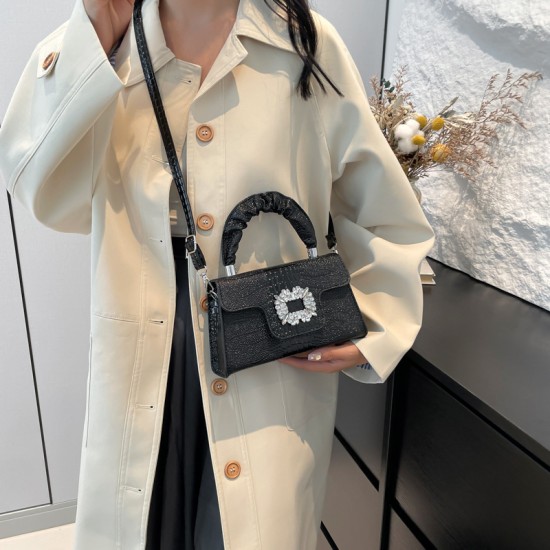 This year, the versatile small square bags, the simple and fashionable crossbody bags, and the high-end bright diamond hand-held shoulder bags are all in vogue This year, the versatile small square bags, the simple and fashionable crossbody bags, and the high-end bright diamond hand-held shoulder bags are all in vogue