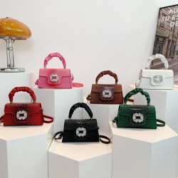 This year, the versatile small square bags, the simple and fashionable crossbody bags, and the high-end bright diamond hand-held shoulder bags are all in vogue