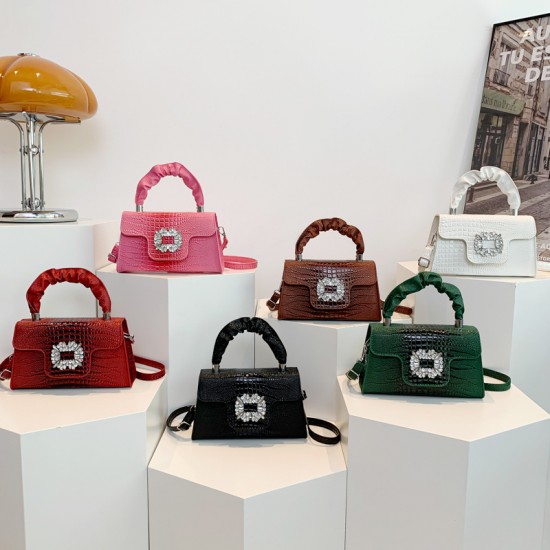 This year, the versatile small square bags, the simple and fashionable crossbody bags, and the high-end bright diamond hand-held shoulder bags are all in vogue This year, the versatile small square bags, the simple and fashionable crossbody bags, and the high-end bright diamond hand-held shoulder bags are all in vogue