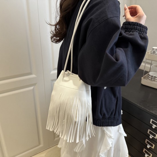 Cross-border wholesale of fashionable fringed hand-held small square bags for women, 2025 spring new collection of light luxury single-shoulder bags and casual crossbody bags Cross-border wholesale of fashionable fringed hand-held small square bags for women, 2025 spring new collection of light luxury single-shoulder bags and casual crossbody bags