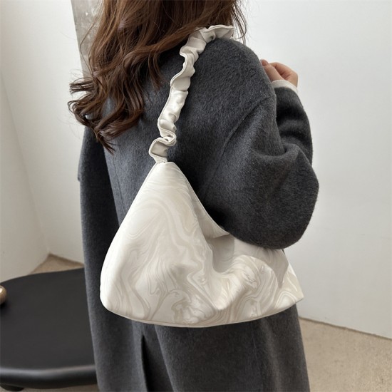 This year, the popular fashion trend is the pleated hand-held small square bag for women. The new spring 2025 light luxury single-shoulder bag and the high-end underarm bag