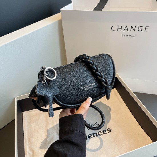 The 2023 summer new solid-color PU French niche single-shoulder bag with a fashionable and high-end feel for women is a stylish saddle bag The 2023 summer new solid-color PU French niche single-shoulder bag with a fashionable and high-end feel for women is a stylish saddle bag