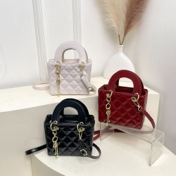 Wholesale fashionable and high-quality diamond-shaped hand-held small square bags for women, 2025 spring new style chic single-shoulder bags for commuting crossbody bags