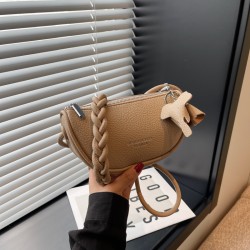 The 2023 summer new solid-color PU French niche single-shoulder bag with a fashionable and high-end feel for women is a stylish saddle bag