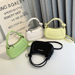 This is a new solid color chain underarm bag for women in the autumn of 2022. It's stylish and versatile. It's a single-shoulder crossbody bag