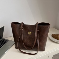 A high-end, fashionable, color-blocking hand-held tote bag for women in winter 2024, a large-capacity commuting single-shoulder bag, and a trendy underarm bag