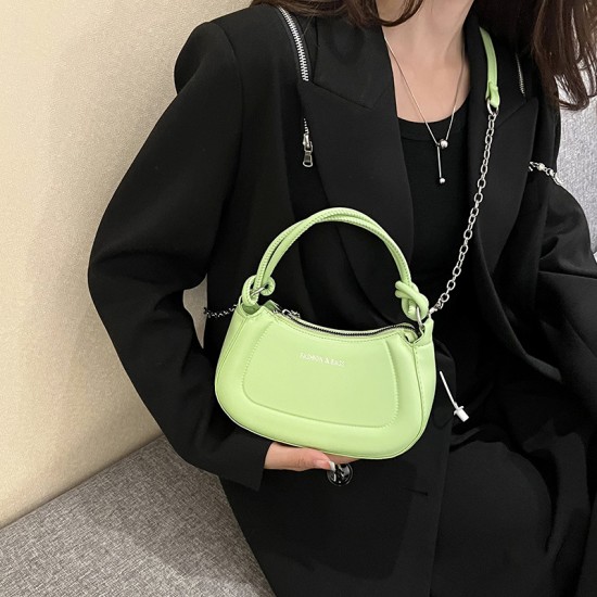 This is a new solid color chain underarm bag for women in the autumn of 2022. It's stylish and versatile. It's a single-shoulder crossbody bag
