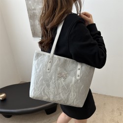 The high-end Tote bag for women in 2024, a versatile and fashionable commuting handbag, is a trendy large-capacity single-shoulder bag for going out