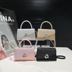 Wholesale niche heart-shaped lock hand-held small square bags for women, 2025 summer new light luxury single-shoulder bags for commuting crossbody bags