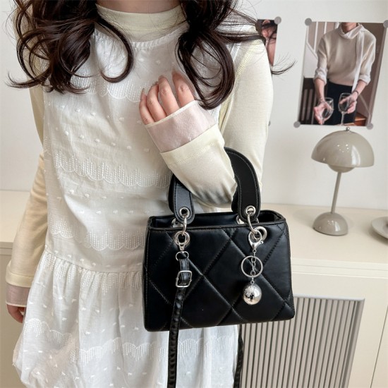 Wholesale high-end diamond-shaped hand-held small square women's bags, 2025 summer new light luxury single-shoulder bags, trendy crossbody bags Wholesale high-end diamond-shaped hand-held small square women's bags, 2025 summer new light luxury single-shoulder bags, trendy crossbody bags