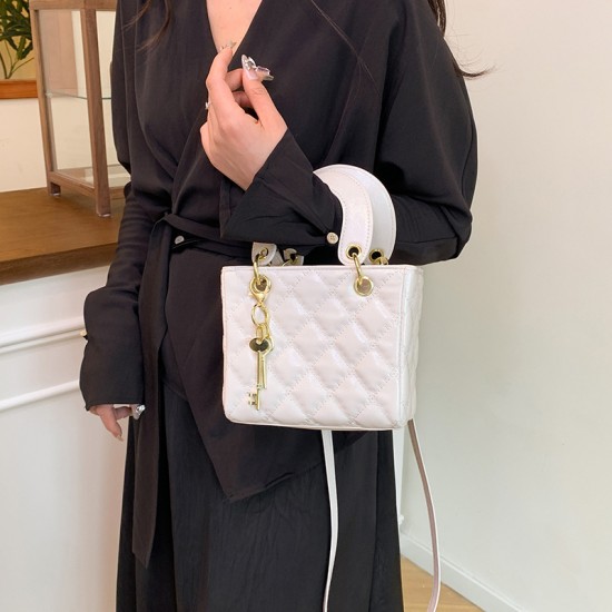 Wholesale fashionable and high-quality diamond-shaped hand-held small square bags for women, 2025 spring new style chic single-shoulder bags for commuting crossbody bags Wholesale fashionable and high-quality diamond-shaped hand-held small square bags for women, 2025 spring new style chic single-shoulder bags for commuting crossbody bags