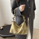 This year, the popular fashion trend is the pleated hand-held small square bag for women. The new spring 2025 light luxury single-shoulder bag and the high-end underarm bag