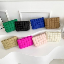 Wholesale large-capacity clutch bags for women in winter 2023, versatile and high-end, niche diamond-patterned embroidered small square bags