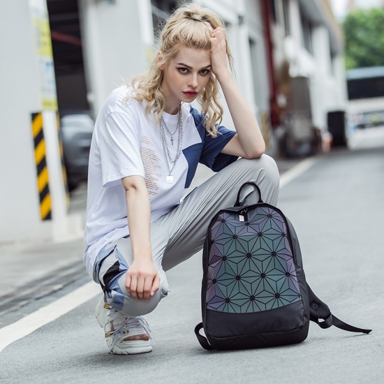 Summer new diamond-shaped backpacks, European and American large-capacity luminous backpacks, geometric student schoolbags, Guangzhou girls' bags Summer new diamond-shaped backpacks, European and American large-capacity luminous backpacks, geometric student schoolbags, Guangzhou girls' bags