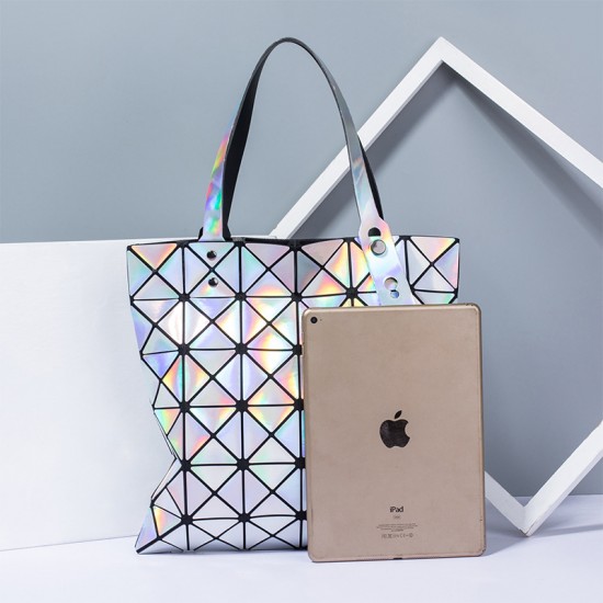 In stock, there is a dazzling laser bag in 2021, a trendy and fashionable single-shoulder bag with diamond veneer and geometric check pattern In stock, there is a dazzling laser bag in 2021, a trendy and fashionable single-shoulder bag with diamond veneer and geometric check pattern