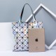 In stock, there is a dazzling laser bag in 2021, a trendy and fashionable single-shoulder bag with diamond veneer and geometric check pattern In stock, there is a dazzling laser bag in 2021, a trendy and fashionable single-shoulder bag with diamond veneer and geometric check pattern