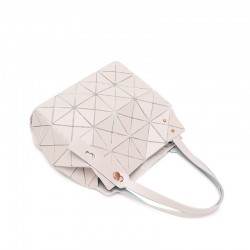 A new Japanese diamond-shaped diamond bag with a geometric underarm, a small square box, a limited edition macaron-colored nail handle, and a shoulder bag for women