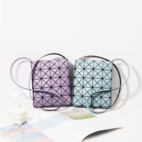 Custom-made small square box diamond-shaped geometric single-shoulder crossbody handbag of the same style in Japan for August 2022 Custom-made small square box diamond-shaped geometric single-shoulder crossbody handbag of the same style in Japan for August 2022