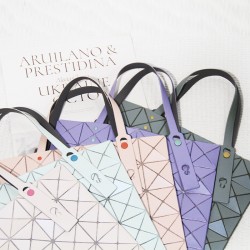 This is a geometric diamond-shaped handbag from Japan, a limited edition March colored nail matte hand-held tote bag, and a versatile single-shoulder bag