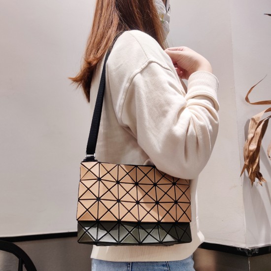 2024 new two-tone double-sided kangaroo bag, two-tone geometric diamond-shaped hand-held women's bag, Lifetime folding single-shoulder crossbody bag 2024 new two-tone double-sided kangaroo bag, two-tone geometric diamond-shaped hand-held women's bag, Lifetime folding single-shoulder crossbody bag